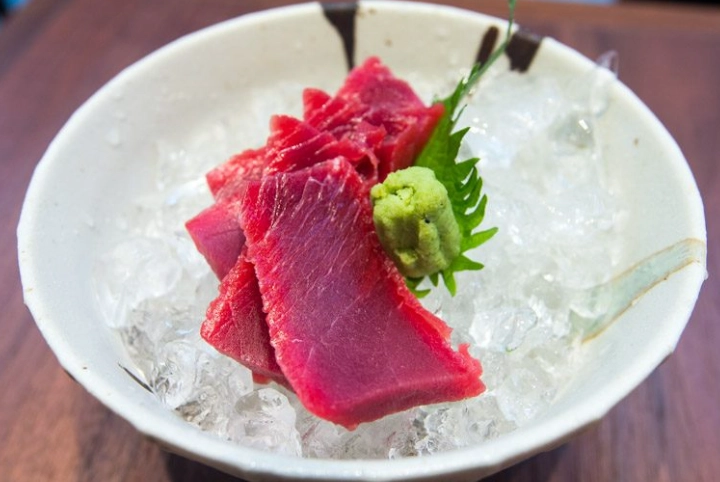 what does maguro taste like