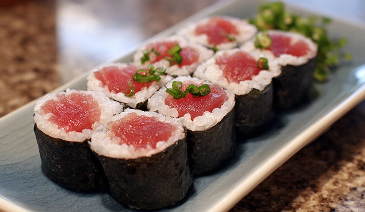 tuna roll sushi