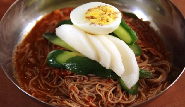 make naengmyeon noodles