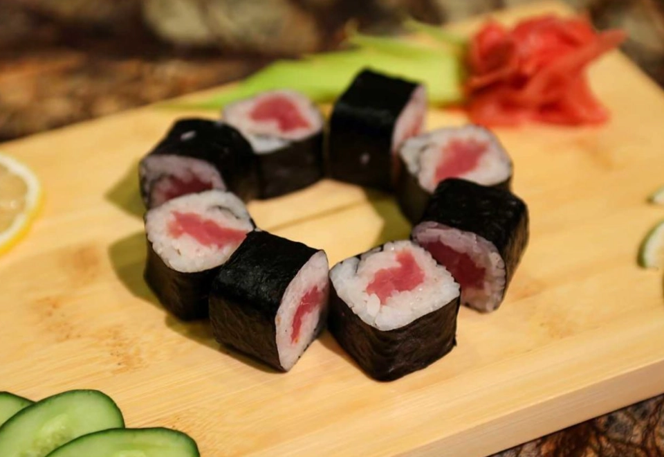 tuna sushi roll
